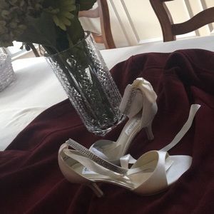 ivory size 8.5 open toe sandals.. coloriffics